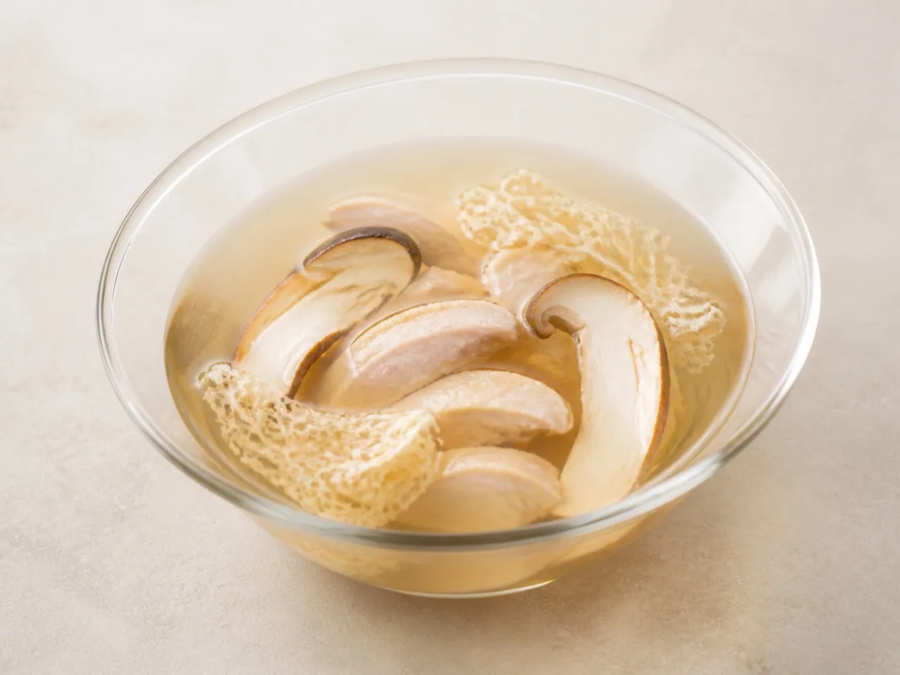 鲜松茸竹荪鸡片清汤成品
